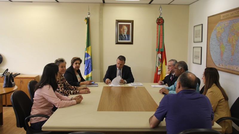 Secretário adjunto da Smarh, Leandro Balen, assina termo de cessão de uso de área do Estado pela prefeitura de Alegrete